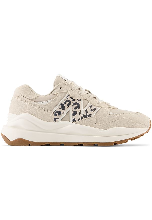 Buty damskie New Balance W5740APB – beżowe. Okazja: na co dzień. Kolor: beżowy. Materiał: materiał, syntetyk, skóra, guma, dresówka, zamsz. Szerokość cholewki: normalna