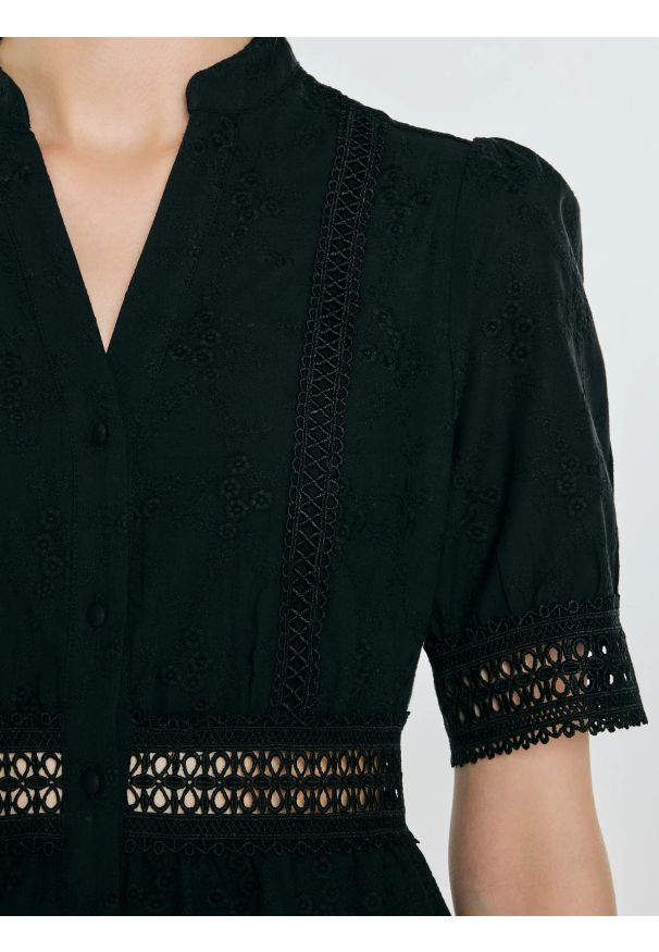 Big-Star - Sukienka damska midi z kwiatowym haftem czarna Aniela 906. Kolor: czarny. Materiał: tkanina, bawełna, koronka. Długość rękawa: krótki rękaw. Wzór: haft, kwiaty. Styl: elegancki, klasyczny. Długość: midi