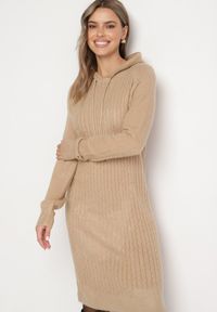 Born2be - Beżowa Sweterkowa Sukienka z Kapturem i Sznurkami Noritta. Okazja: na co dzień. Typ kołnierza: kaptur. Kolor: beżowy. Materiał: skóra. Długość rękawa: długi rękaw. Wzór: aplikacja. Styl: casual #5