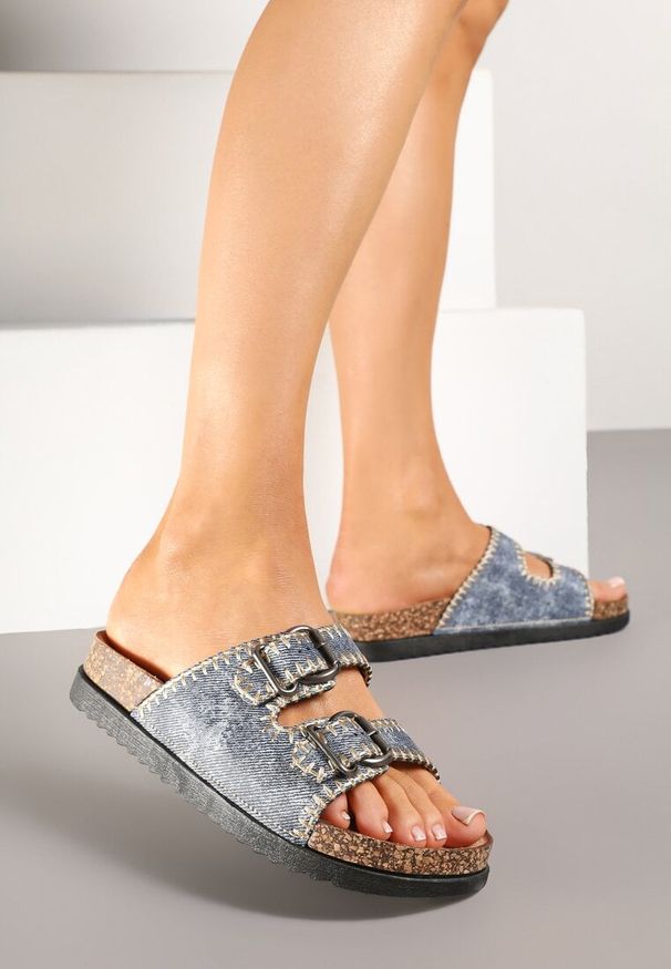 Born2be - Ciemnoniebieskie Klapki na Grubej Korkowej Podeszwie Ozdobione Przeszyciami Nuridara. Okazja: na co dzień. Kolor: niebieski. Materiał: jeans. Wzór: aplikacja. Styl: klasyczny, casual