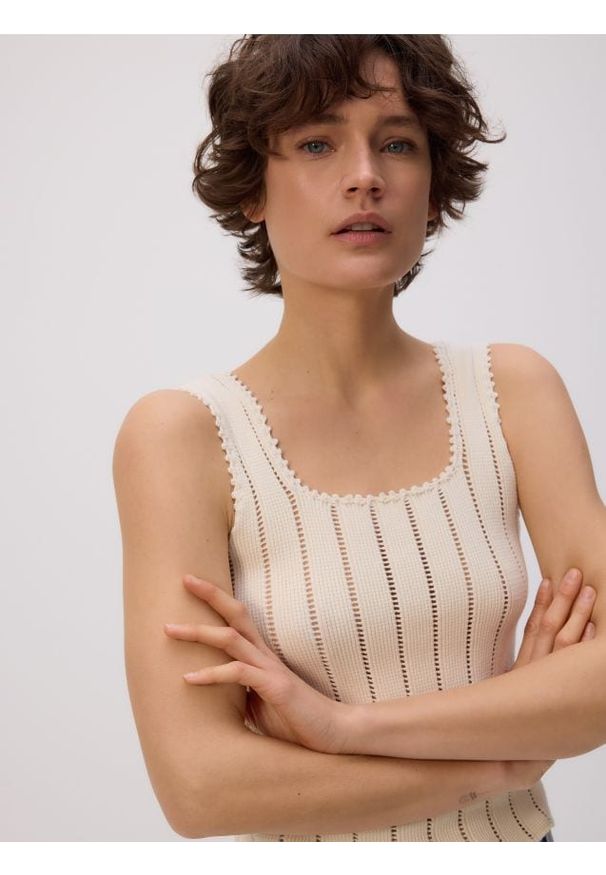 Reserved - Top z dzianiny - złamana biel. Materiał: dzianina. Styl: klasyczny