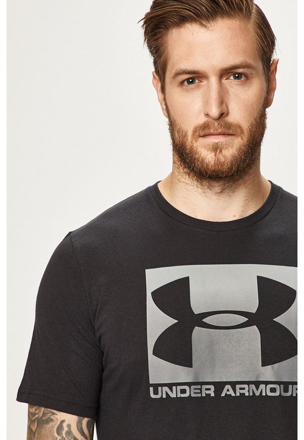 Under Armour - T-shirt. Okazja: na co dzień. Kolor: czarny. Materiał: materiał. Wzór: nadruk. Styl: casual