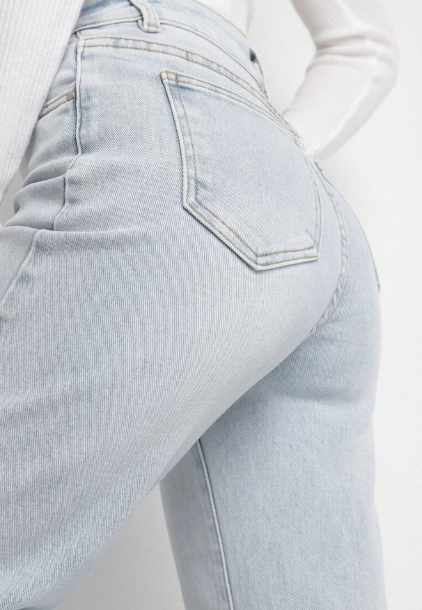 Born2be - Jasnoniebieskie Casualowe Jeansy o Szerokim Kroju z Wysokim Stanem Sesariela. Okazja: na co dzień. Stan: podwyższony. Kolor: niebieski. Długość: długie. Styl: casual