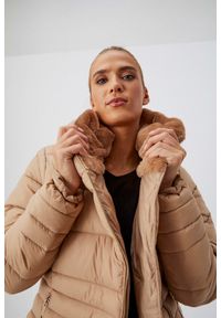 MOODO - Pikowana kurtka z misiem. Typ kołnierza: kaptur. Materiał: poliamid, futro. Długość rękawa: długi rękaw. Długość: długie. Wzór: gładki #1