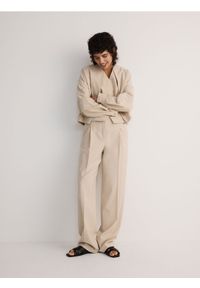 Reserved - Garniturowe spodnie w kant - beżowy. Kolor: beżowy. Materiał: wiskoza, tkanina #1