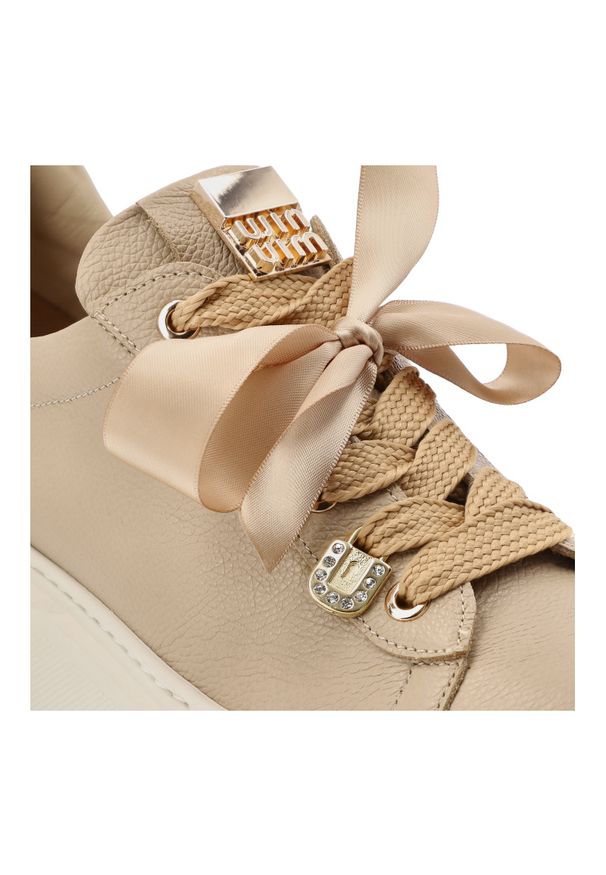 Sneakersy damskie Karino, platformowa podeszwa sznurowanie ozdobne wstążki masywna forma miękka wyściółka, beżowe, 5829/022-P. Zapięcie: sznurówki. Kolor: beżowy. Materiał: jeans, skóra. Obcas: na platformie. Styl: elegancki, klasyczny, sportowy