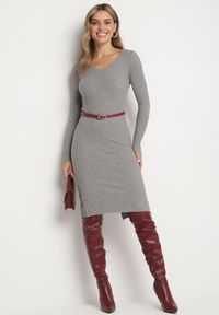 Born2be - Szara Prążkowana Sukienka z Wełną i Kaszmirem o Dopasowanym Kroju z Dekoltem w Serek Vaimanae. Okazja: na co dzień. Typ kołnierza: dekolt w serek. Kolor: szary. Materiał: wełna, prążkowany, kaszmir. Długość rękawa: długi rękaw. Sezon: zima, jesień. Typ sukienki: dopasowane. Styl: casual #3