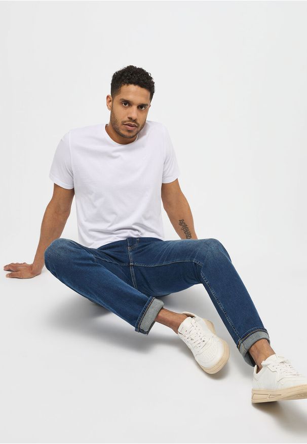 Mustang - MUSTANG WASHINGTON MĘSKIE SPODNIE JEANSOWE DENIM BLUE 1007640 5000 881. Długość: długie. Wzór: nadruk, aplikacja. Styl: klasyczny, sportowy