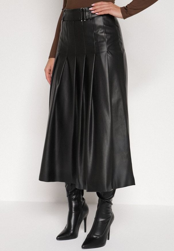 Born2be - Czarna Rozkloszowana Spódnica z Imitacji Skóry Zdobiona Plisami Tusbella. Okazja: na co dzień. Kolor: czarny. Materiał: skóra. Wzór: aplikacja. Styl: casual, elegancki