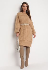 Born2be - Beżowy Oversizowy Sweter o Długim Kroju z Ozdobnym Splotem Sapodis. Kolor: beżowy. Długość rękawa: długi rękaw. Długość: długie. Wzór: ze splotem