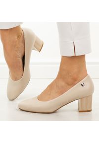 Cieliste czółenka damskie na obcasie Sergio Leone Pb404. Okazja: na co dzień, do pracy. Nosek buta: okrągły. Materiał: skóra. Sezon: wiosna, lato, jesień. Obcas: na obcasie. Styl: casual, klasyczny, elegancki. Wysokość obcasa: średni #1