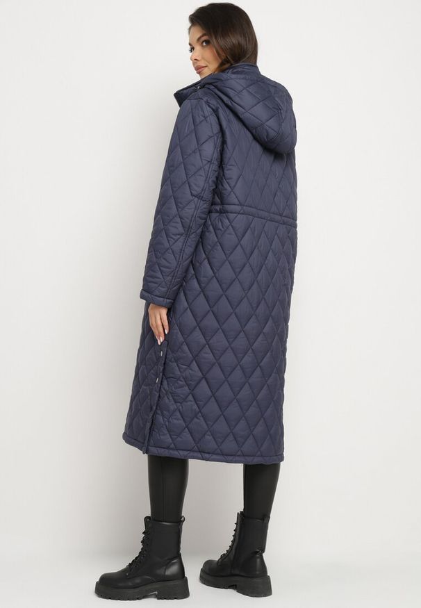 Born2be - Granatowa Pikowana Kurtka z Kapturem i Wewnętrznymi Ściągaczami w Talii Tilini. Okazja: na co dzień. Typ kołnierza: kaptur. Kolor: niebieski. Materiał: jeans. Długość rękawa: długi rękaw. Długość: długie. Styl: elegancki, casual, sportowy