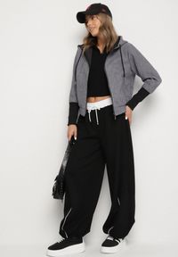 Born2be - Szara Kurtka z Kapturem Ozdobnymi Rękawami i Ściągaczem w Pasie Tulorelle. Okazja: na co dzień. Typ kołnierza: kaptur. Kolor: szary. Materiał: jeans. Styl: casual #5