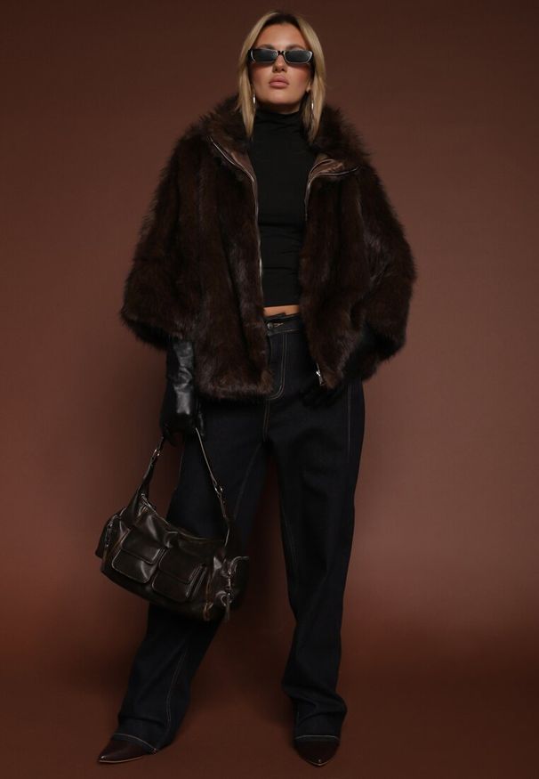 Renee - Brązowa Kurtka Futerko z Kołnierzem i Szerokimi Rękawami 3/4 Zapinana na Suwak Clauda. Kolor: brązowy. Materiał: futro