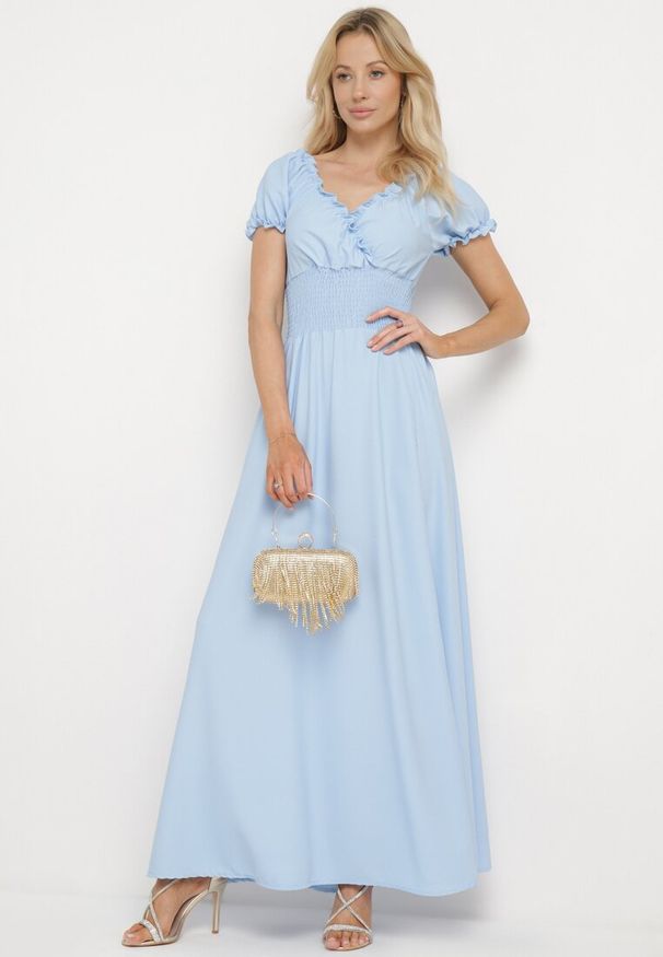 Born2be - Jasnoniebieska Wiskozowa Sukienka z Gumką w Pasie i Trójkątnym Dekoltem Quneri. Okazja: na randkę, na imprezę, na spacer. Kolor: niebieski. Materiał: wiskoza. Typ sukienki: sportowe. Styl: elegancki, sportowy