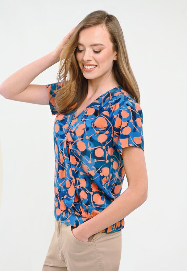 Volcano - Bluzka z wiskozy C-TULIP. Typ kołnierza: dekolt w serek, dekolt kopertowy, dekolt w kształcie V. Materiał: wiskoza. Długość rękawa: krótki rękaw. Długość: krótkie. Wzór: kolorowy. Sezon: lato