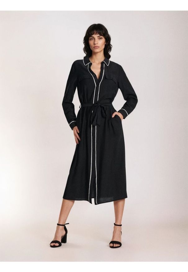 Sinsay - Sukienka midi z paskiem - czarny. Kolor: czarny. Długość: midi