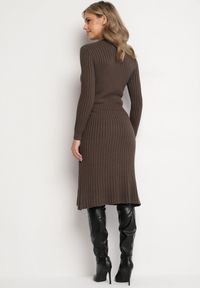 Born2be - Brązowa Dopasowana Sukienka z Wiskozą z Prążkowanego Materiału Ściągana Troczkiem Eleavia. Okazja: na co dzień. Kolor: brązowy. Materiał: prążkowany, wiskoza, materiał. Wzór: aplikacja. Styl: casual #4