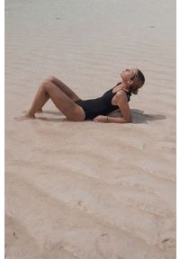 MUUV Strój kąpielowy Classic Openback kolor czarny miękka miseczka. Kolor: czarny. Materiał: dzianina #1