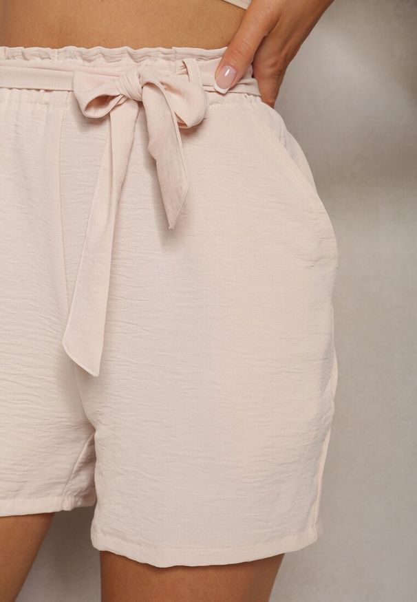 Renee - Beżowe Luźne Szorty Bermudy High Waist z Gumką i Materiałowym Paskiem w Talii Renetta. Okazja: na co dzień. Stan: podwyższony. Kolor: beżowy. Materiał: materiał. Wzór: aplikacja. Styl: casual, elegancki, wakacyjny