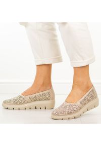 Beżowe ażurowe skórzane półbuty damskie Filippo Dp7694/26. Okazja: na co dzień. Kolor: beżowy. Materiał: skóra. Szerokość cholewki: normalna. Wzór: ażurowy. Sezon: wiosna, lato. Styl: casual #1