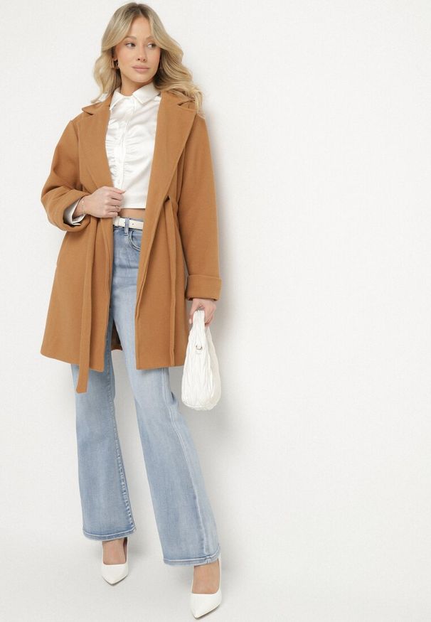 Born2be - Brązowy Płaszcz o Szlafrokowym Kroju z Marszczeniem w Talii i Wiązanym Paskiem Sartissa. Okazja: na co dzień. Kolor: brązowy. Materiał: jeans. Długość rękawa: długi rękaw. Długość: długie. Styl: elegancki, klasyczny, casual