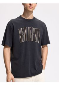 Reserved - T-shirt comfort z nadrukiem - czarny. Kolor: czarny. Materiał: bawełna, dzianina. Wzór: nadruk #1