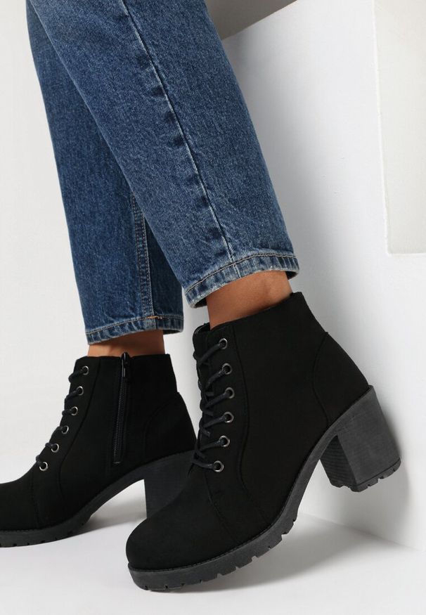 Born2be - Czarne Botki Aairah. Wysokość cholewki: za kostkę. Nosek buta: okrągły. Zapięcie: zamek. Kolor: czarny. Szerokość cholewki: normalna. Sezon: wiosna, jesień. Obcas: na obcasie. Wysokość obcasa: średni