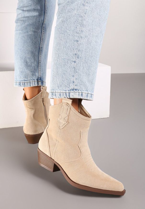 Renee - Beżowe Botki na Słupku w Stylu Kowbojek Zapinane na Suwak Evirene. Okazja: na co dzień. Kolor: beżowy. Materiał: skóra, jeans. Obcas: na słupku. Styl: elegancki, casual, boho. Wysokość obcasa: średni