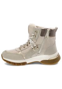 Beżowe Botki Mustang Damskie Ocieplane Obuwie. Kolor: beżowy. Materiał: syntetyk, skóra ekologiczna, futro. Szerokość cholewki: normalna. Sezon: zima. Obcas: na platformie. Styl: wakacyjny #4