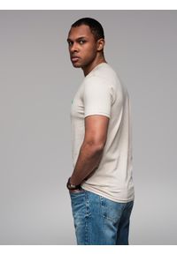 Ombre Clothing - Męski t-shirt bawełniany z zieloną naszywką na piersi – złamana biel V5 - Rozmiar: M. Kolor: biały. Materiał: bawełna. Wzór: aplikacja. Styl: klasyczny, sportowy #7