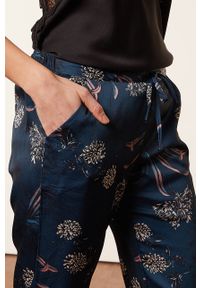 Etam spodnie piżamowe Luahna damskie satynowa. Kolor: niebieski. Materiał: satyna. Wzór: ze splotem