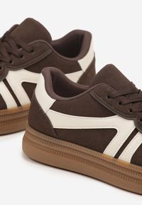 Renee - Brązowe Sneakersy Tenisówki Ozdobione Geometrycznym Wzorem Shie. Okazja: na co dzień. Kolor: brązowy. Materiał: jeans. Wzór: aplikacja, geometria #6