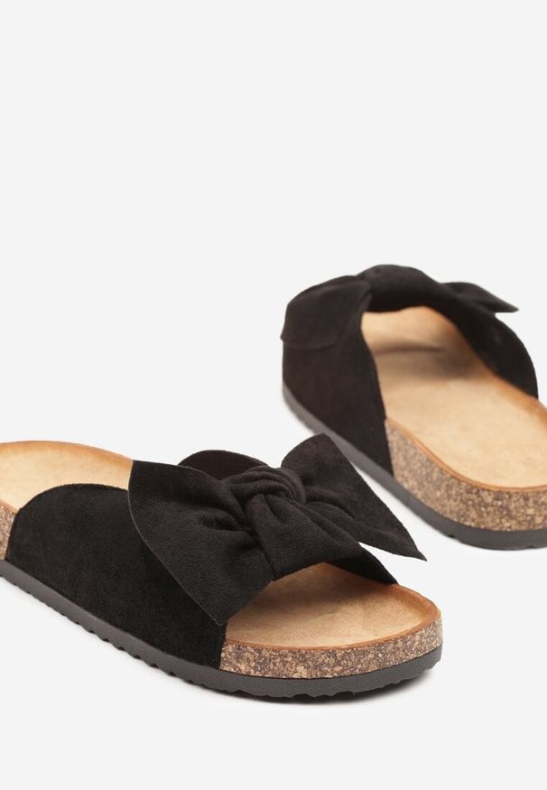 Renee - Czarne Klapki na Podeszwie z Imitacji Korka Zdobione Kokardą Zenella. Okazja: na co dzień. Kolor: czarny. Wzór: aplikacja. Styl: elegancki, casual, klasyczny