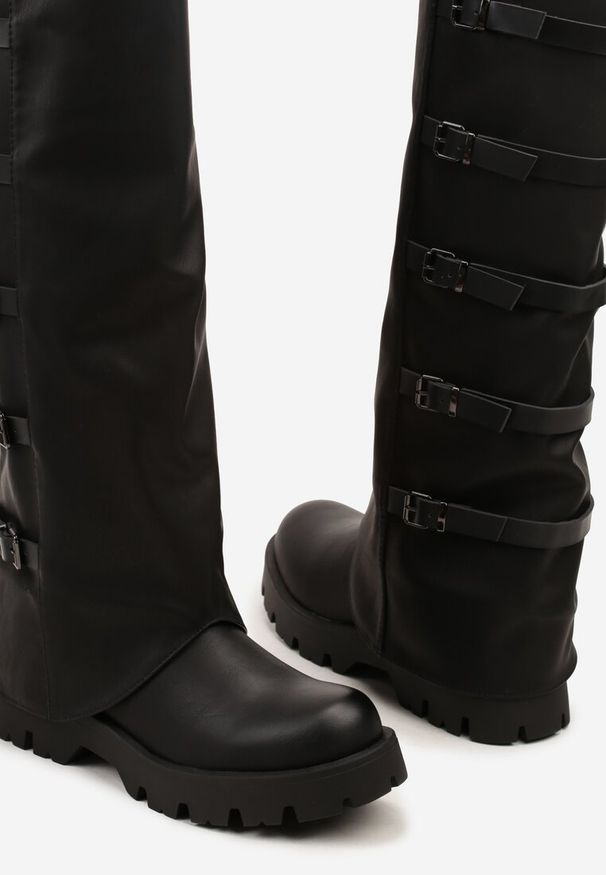 Renee - Czarne Kozaki Bikery z Ozdobnymi Aplikacjami Latevesa. Okazja: na co dzień. Zapięcie: zamek. Kolor: czarny. Materiał: jeans. Wzór: aplikacja. Obcas: na słupku. Styl: klasyczny, casual
