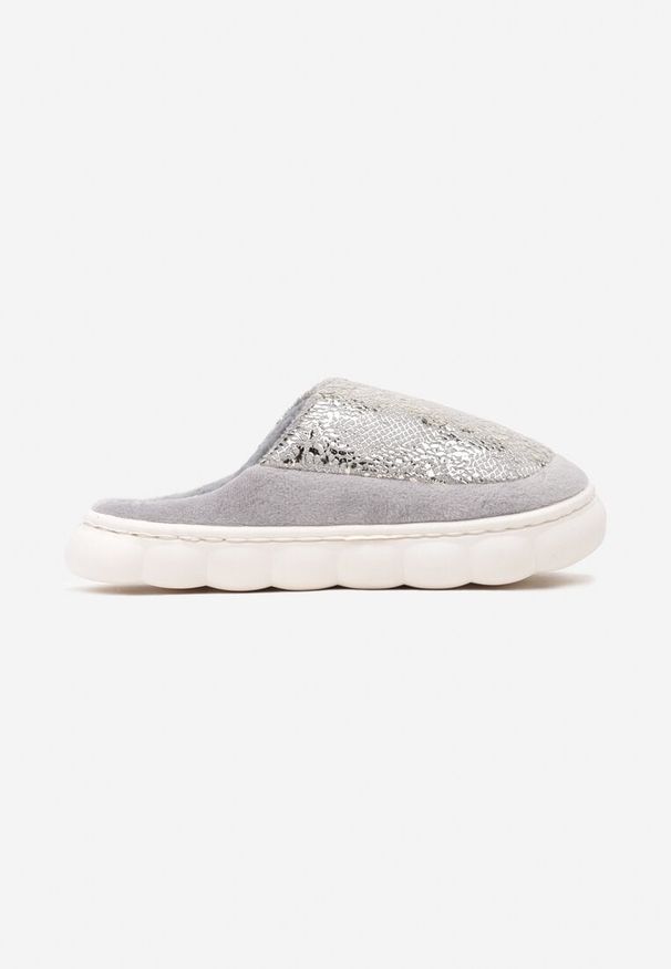 Born2be - Szare Kapcie Vices na Grubej Tłoczonej Podeszwie z Metalicznym Nadrukiem Zeanirina. Kolor: szary. Materiał: jeans. Wzór: nadruk