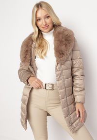 Born2be - Beżowa Pikowana Kurtka z Paskiem i Futrzanym Kołnierzem Gunnitte. Typ kołnierza: bez kaptura. Kolor: beżowy. Materiał: futro. Styl: elegancki #3