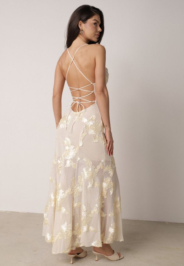 Born2be - Beżowa Koktajlowa Sukienka Siateczkowa z Odkrytymi Plecami z Wiązaniem Cezelle. Kolor: beżowy. Materiał: materiał. Wzór: kwiaty, aplikacja. Styl: wizytowy