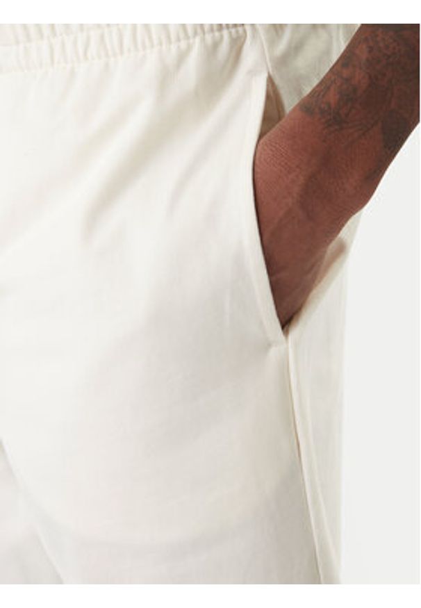 EA7 Emporio Armani Szorty sportowe 8NPS65 PJVRZ U0004 Écru Regular Fit. Kolor: kremowy. Materiał: bawełna. Styl: sportowy