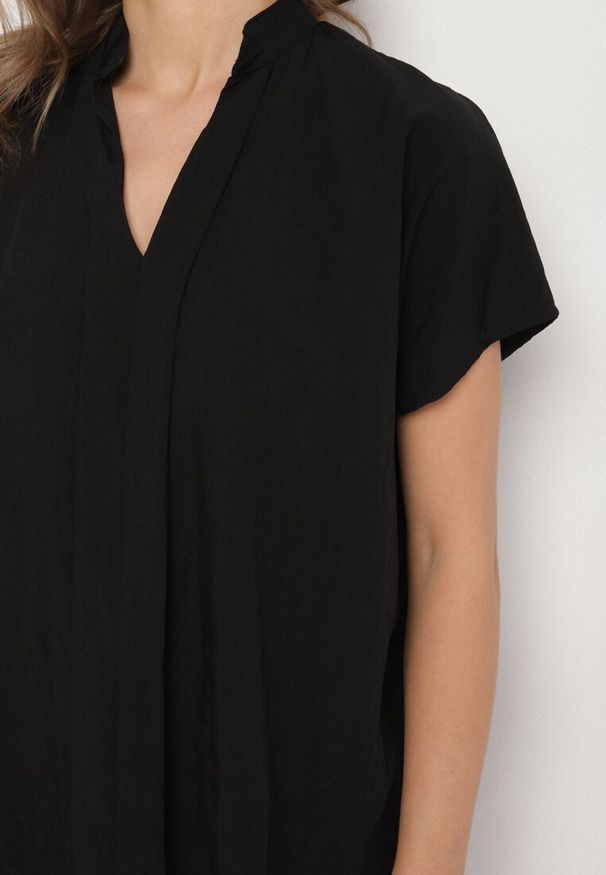 Born2be - Czarna Nietoperzowa Bluzka Oversize z Wiskozą z Dekoltem w Serek Davilisa. Typ kołnierza: dekolt w serek. Kolor: czarny. Materiał: wiskoza. Wzór: aplikacja. Styl: elegancki, klasyczny