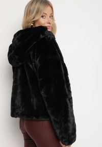 Born2be - Czarna Futrzana Kurtka o Prostym Kroju z Kapturem Deorra. Okazja: na co dzień, na spacer. Typ kołnierza: kaptur. Kolor: czarny. Materiał: futro. Styl: casual, elegancki #3