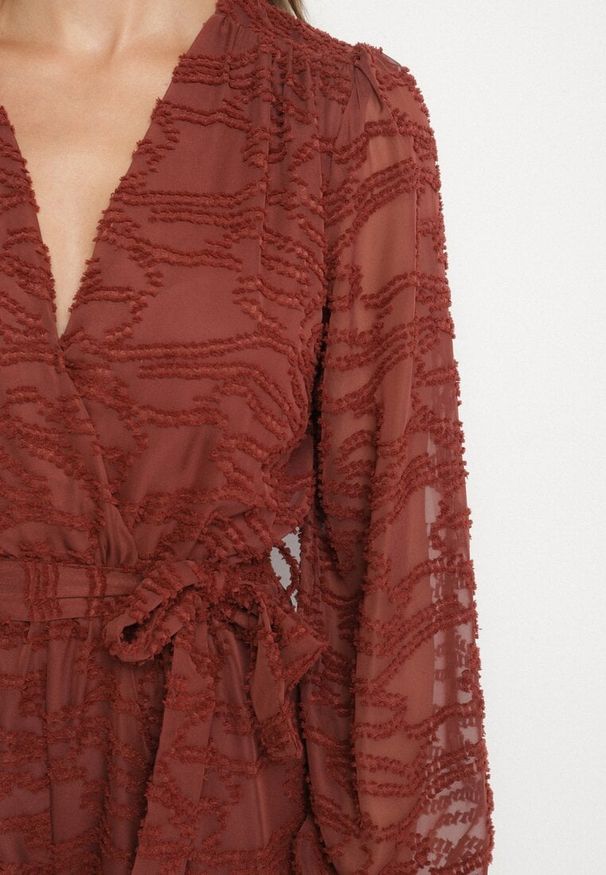 Born2be - Brązowy Krótki Kombinezon z Siateczkowymi Rękawami i Wiązanym Paskiem Zenalea. Okazja: na imprezę, na randkę. Kolor: brązowy. Długość: krótkie. Styl: elegancki