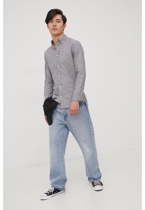 Tommy Jeans Koszula męska kolor czarny regular z kołnierzykiem button-down. Okazja: na co dzień. Typ kołnierza: button down. Kolor: czarny. Materiał: tkanina, bawełna. Długość rękawa: długi rękaw. Długość: długie. Wzór: gładki. Styl: casual