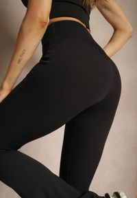 Renee - Czarne Prążkowane Spodnie Typu Dzwony High Waist Farinia. Okazja: na co dzień. Stan: podwyższony. Kolor: czarny. Materiał: prążkowany. Styl: casual