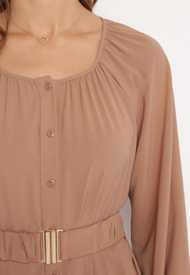 Born2be - Jasnobrązowa Luźna Sukienka Maxi z Guzikami i Paskiem z Ozdobną Klamrą Liriti. Kolor: brązowy. Wzór: aplikacja. Długość: maxi