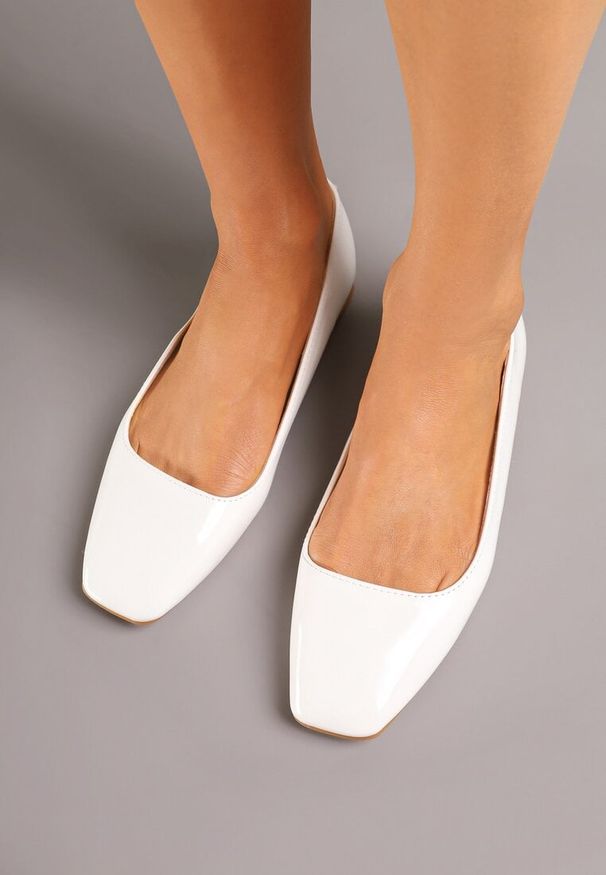 Renee - Białe Lakierowane Balerinki z Kwadratowym Noskiem Salaziela. Kolor: biały. Materiał: lakier. Obcas: na płaskiej podeszwie. Styl: elegancki