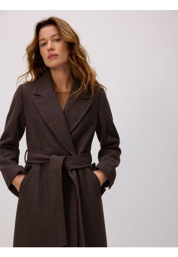 Reserved - Płaszcz z wiązaniem - ciemnobrązowy. Kolor: brązowy. Materiał: tkanina
