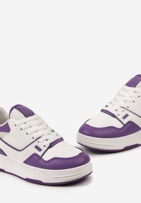 Born2be - Fioletowo-Białe Sneakersy na Niskiej Platformie z Przeszyciami Ralavia. Kolor: fioletowy. Obcas: na platformie #3