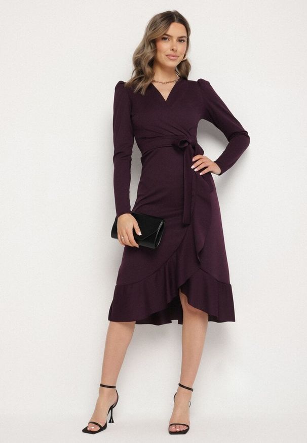 Born2be - Fioletowa Sukienka z Kopertowym Dekoltem i Materiałowym Paskiem Devisia. Okazja: na co dzień. Typ kołnierza: dekolt kopertowy. Kolor: fioletowy. Materiał: materiał. Długość rękawa: długi rękaw. Typ sukienki: kopertowe. Styl: klasyczny, casual, elegancki