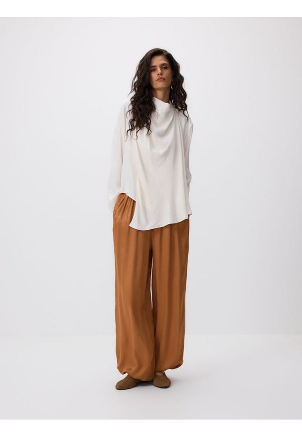 Reserved - Spodnie joggery - brązowy. Kolor: brązowy. Materiał: tkanina, wiskoza